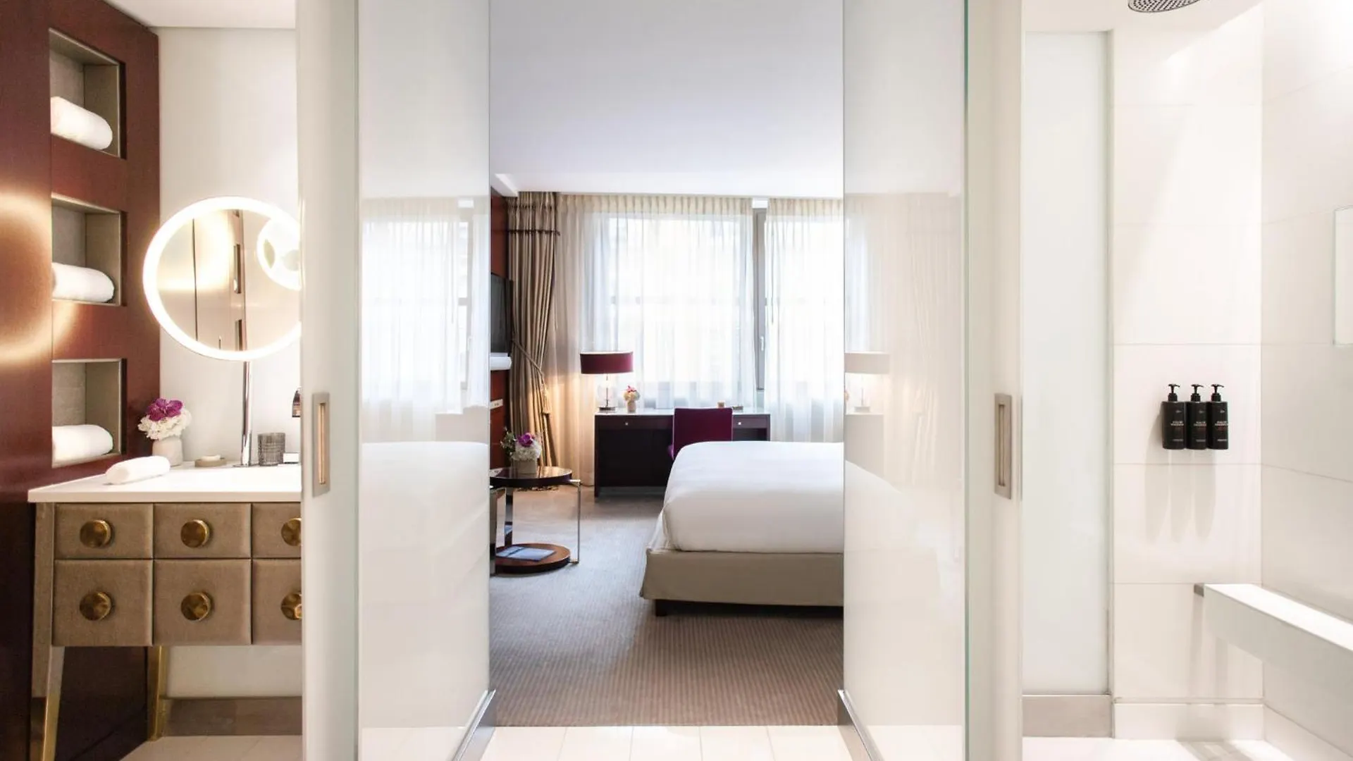 Mandarin Oriental, Hotel